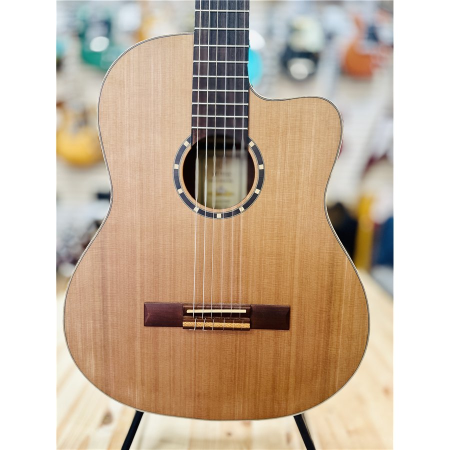 Ortega RCE131 med pickup Ortega RCE131 med pickup