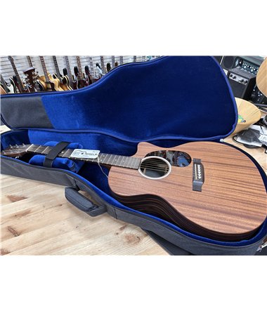 Martin X-series GPC-02 med pickup och softbag.