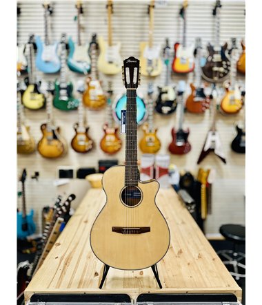 Ibanez AEG50-NT Liten lackspricka